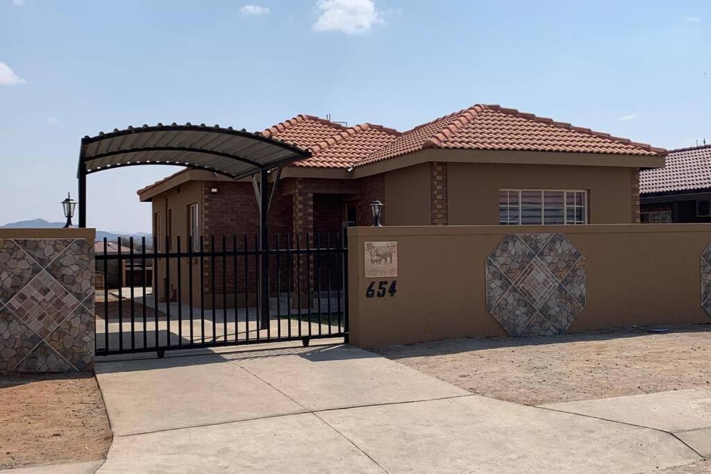 Rhino House With 3 Bedrooms Next To Pilanesberg And Sun City Mogwase Екстер'єр фото